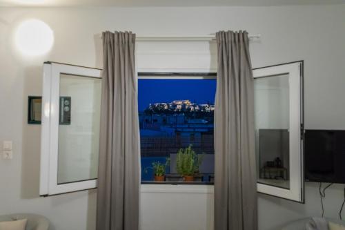 Psirri Artistic Rooftop Apartment with Acropolis View