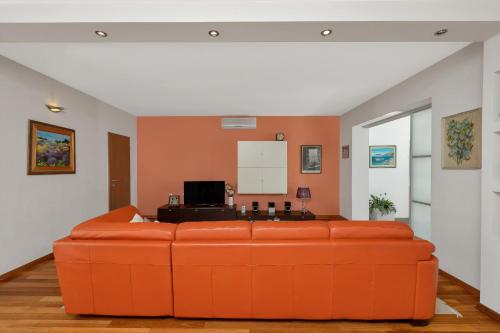 Luxury Two-Bedroom Apartment image 10