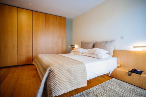 1 double bed, 1 twin bed