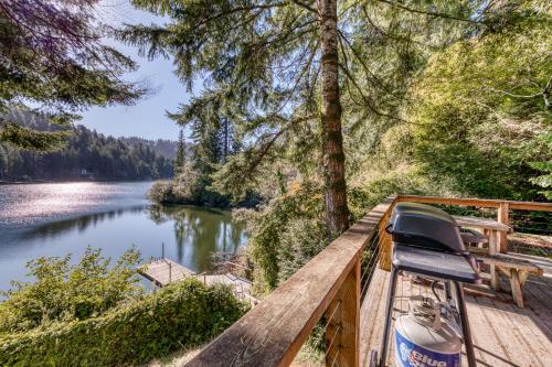 Rustic Retreat on Mercer Lake