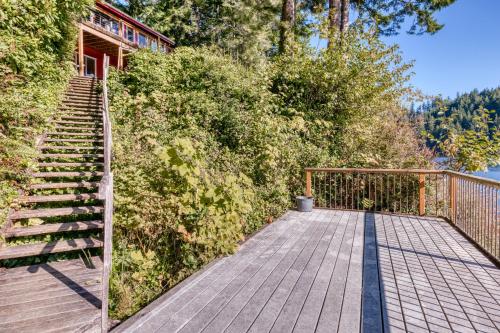 Rustic Retreat on Mercer Lake