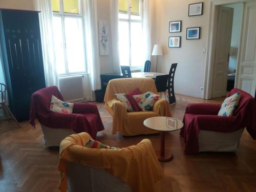 Geräumige zentrumsnahe Altbauwohnung - Apartment - Vienna