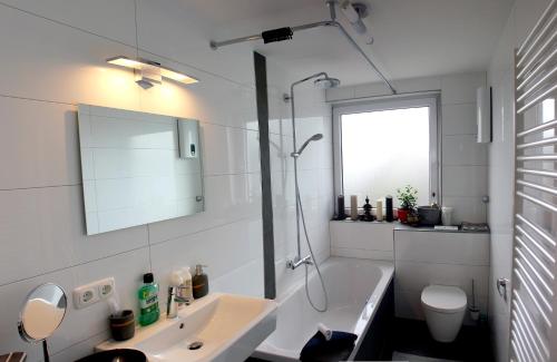 Virginie Apartments - Geraumige 95 qm mit Balkon 2.2km von Neusäß entfernt
