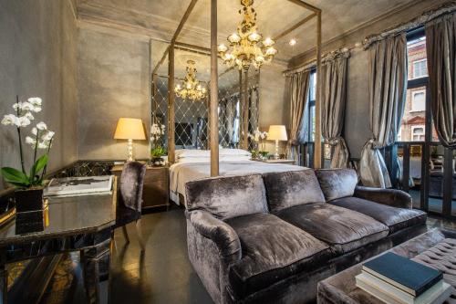 225152900 Blakes Hotel