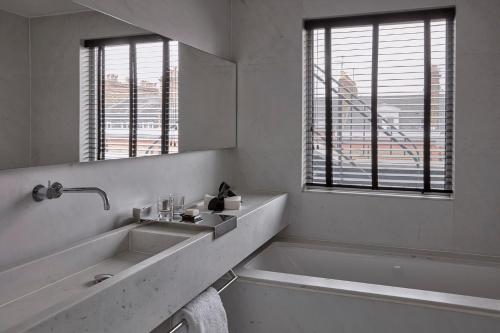 225154660 Blakes Hotel