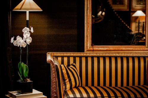 225155504 Blakes Hotel