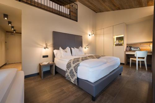 1 queen bed, 3 twin beds