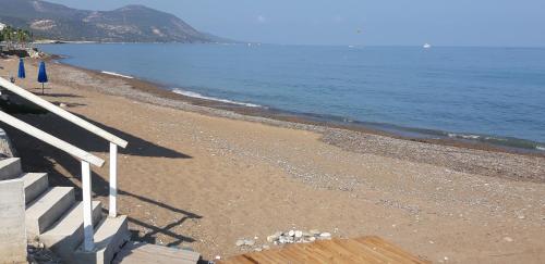 沙灘, Amalia Apartments in 尼奧奇奧利奧