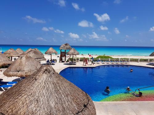 CANCUN! Departamento familiar sobre la Playa!! Jan 3-May 30th 2022 No elevator 7th floor