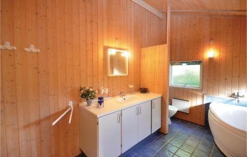 Bathroom, Holiday Home Skovæblevej in Vaeggerlose