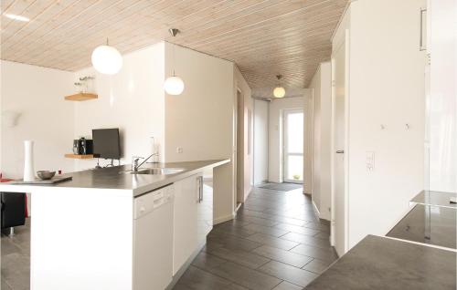 kök, Nice Apartment In Lkken With 4 Bedrooms, Sauna And Wifi in Lökken
