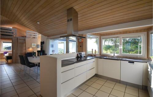 廚房, Holiday Home Poppelvej Ebeltoft Xii in 埃貝爾托夫特縣