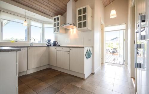 Kitchen, Holiday Home Hoelgardvej in Kelstrup