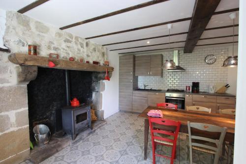 Kitchen, Lava Lodge in Espinasse