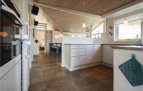 Kitchen, Holiday Home Hoelgardvej in Kelstrup
