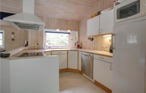 bucătărie, Beautiful Home In Nexø With Sauna in Snogebaek