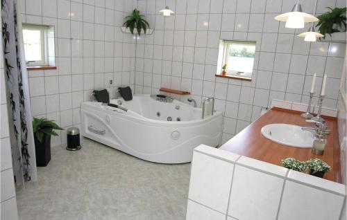 Awesome Home In Tarm With 4 Bedrooms, Sauna And Wifi in Хемет