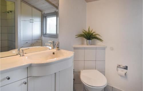 Bathroom, Two-Bedroom Holiday Home in Esbjerg V in Hjerting