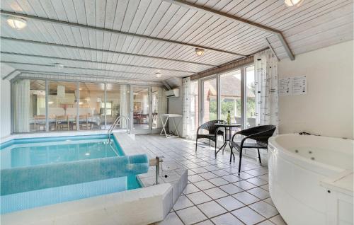 Uima-allas, Stunning Home In Blavand With Sauna in Oksby