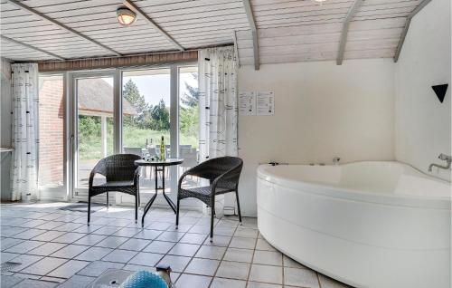 Uima-allas, Stunning Home In Blavand With Sauna in Oksby