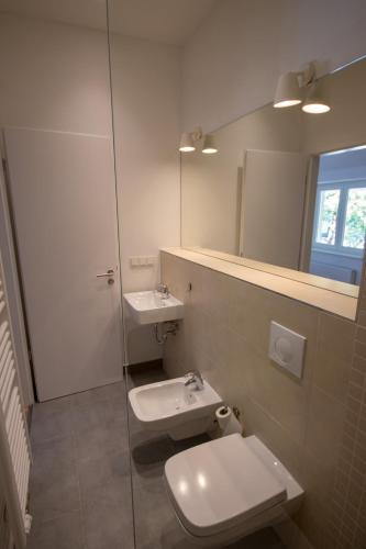 Apartment with Shower image 4