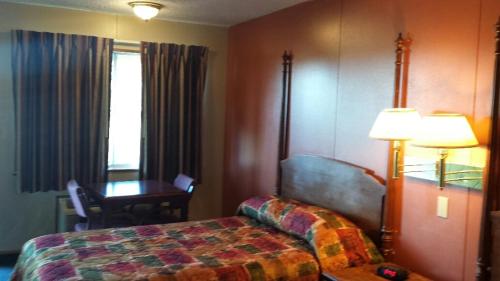 Carefree Inn Flatonia - image 7