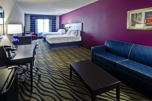 Holiday Inn Express Hutchison an IHG Hotel - main image