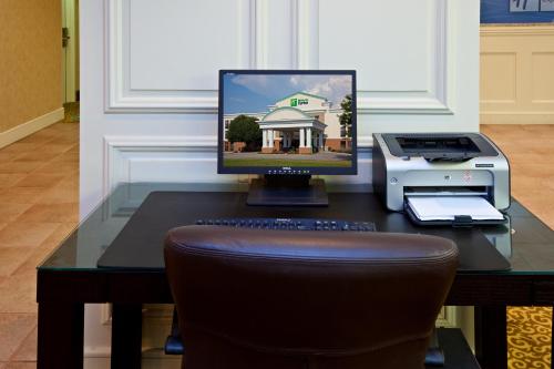 Holiday Inn Express Indianapolis Airport by IHG in Plainfield, USA