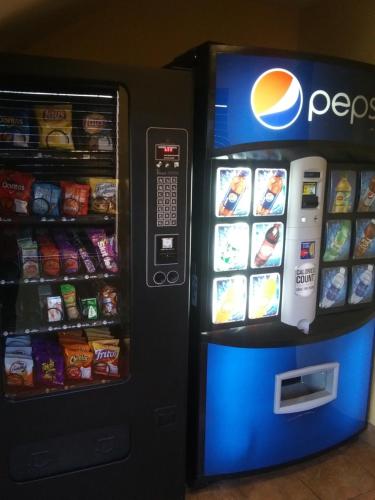 Super 8 by Wyndham SeaTac Airport - image 6