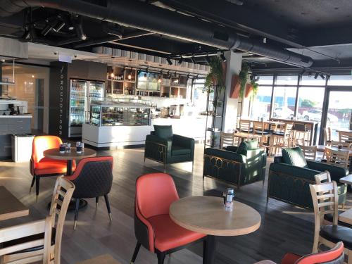 Pub/Lounge, Ramada Suites by Wyndham Manukau in Auckland