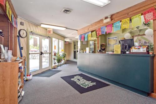 Williamsburg Camping Resort 38 ft. Park Model 5 in Toano