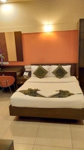 Cubbon Suites - 10 Minute walk to MG Road, MG Road Metro and Church Street Bengaluru