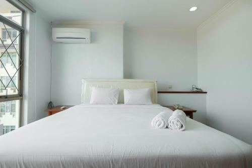 Fully Furnished and Cozy 2BR at Pondok Klub Villa Apartment By Travelio