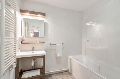 Bathroom, Appart'City Confort Mulhouse in Mulhouse