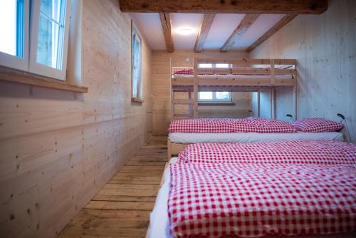 8 twin beds
