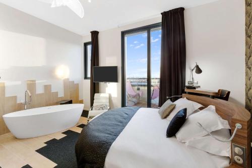 Best Western Plus Europe Hotel Room Type - Junior King Suite with Round Bed and Spa Access