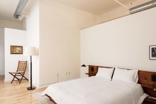 Spacious DT 2BR with Full Kitchen by Zencity