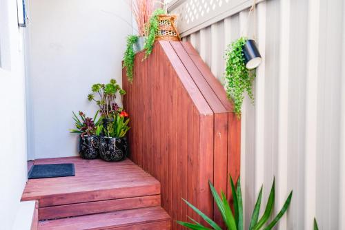 U201 Brunswick Living Brand New Deluxe Balcony Upper Floor Apartment close to Airport and CBD