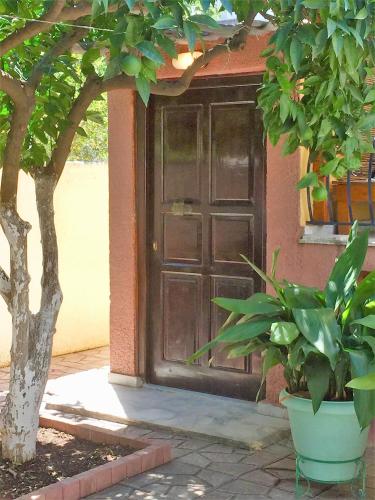  Cosy guesthouse-souterrain with garden in city center in Korinthos
