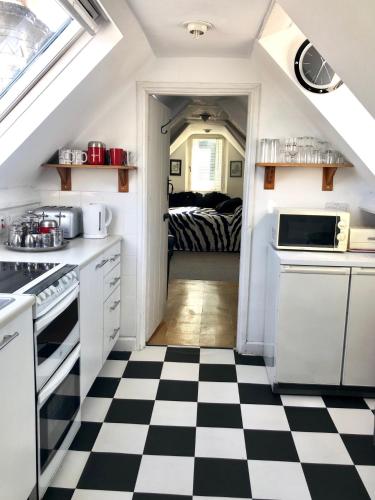Lauras Townhouse Apartments Skylight Loft, Bath (photo 3)