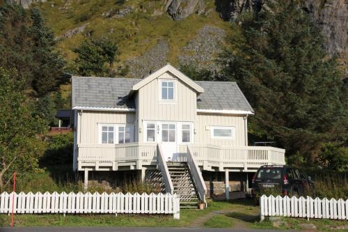 Hus på vakre Ramberg fra 1904 - Ramberg