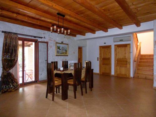 시설, Rouveli Villa with private garden and barbeque in 칼리파돈