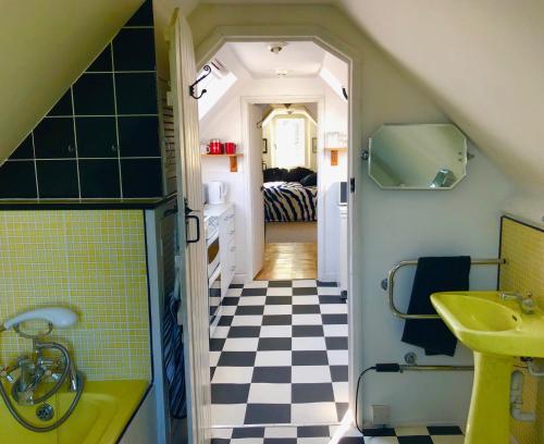 Lauras Townhouse Apartments Skylight Loft, Bath (photo 10)