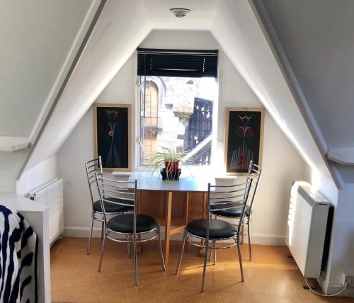 Lauras Townhouse Apartments Skylight Loft, Bath (photo 11)