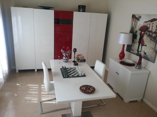 King bed room, large guest family room, Guest Office in modern spacious home in Missouri City, USA