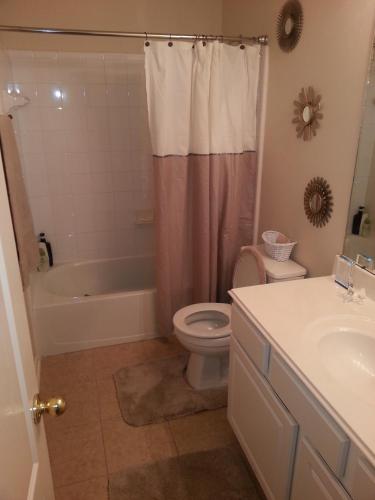 King bed room, large guest family room, Guest Office in modern spacious home in Missouri City, USA