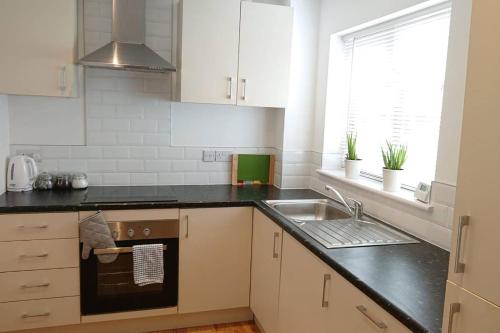 Private Use Of 2 Bedroom House In Quiet Area With Garden Close To Milton Keynes Train Station