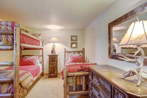 Cozy & Central Arrowhead Village Townhome Condo - image 8