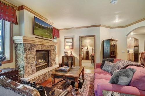 Cozy & Central Arrowhead Village Townhome Condo, Edwards