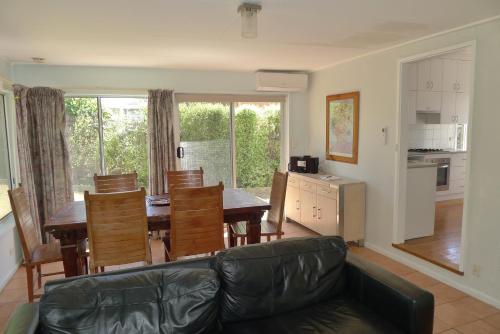 BEACHPOINT COTTAGE photo 3